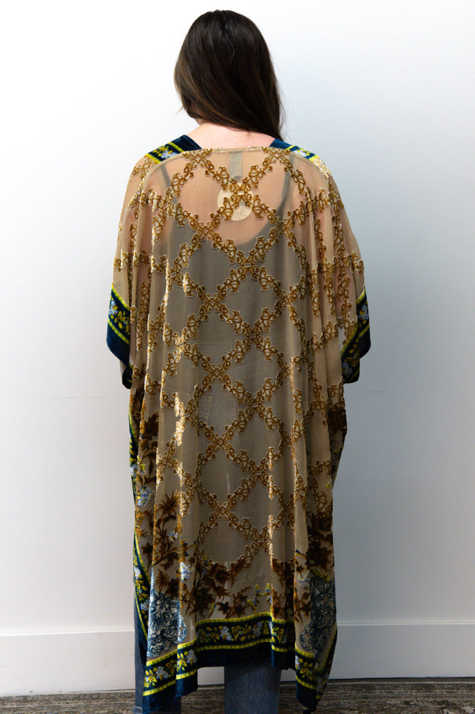 Aratta | Empress in Making Kimono